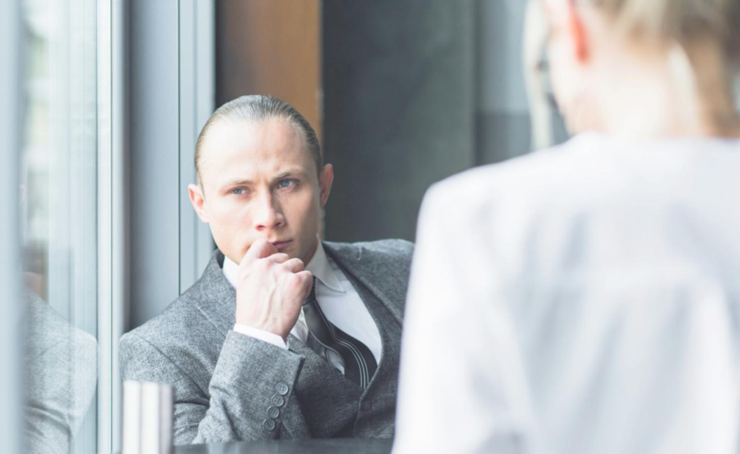 Professionnels analysant des données financières lors d'une session de formation pratique